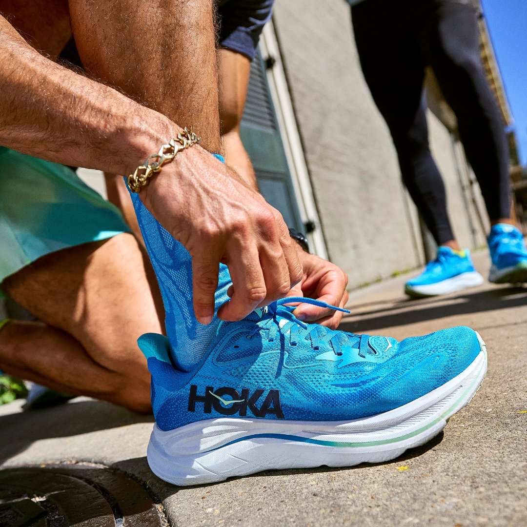 HOKA Clifton 10 en bleu, lacées avant une sortie.