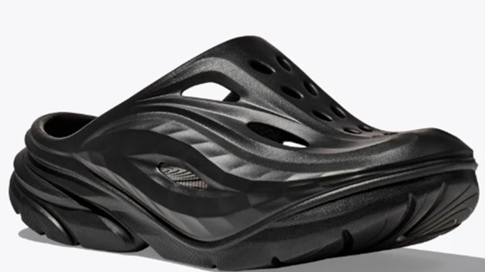 Ora Recovery Mule makes recovery a pleasure. This slip-on men’s recovery sandal uses EVA foam for a cushy, eco-friendly midsole that soothes tired feet